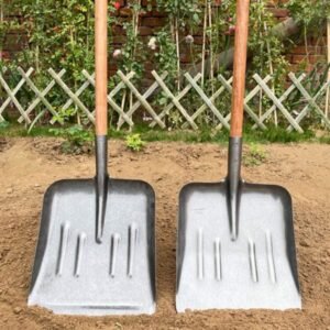 Лопата со дрвена рачка